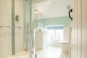 un bagno con doccia e WC di Rose Cottage a Huggate Altre 40 foto