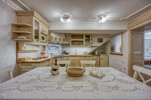 Η κουζίνα ή μικρή κουζίνα στο Royal Garden Suite - Happy Rentals