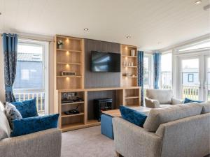 Et tv og/eller underholdning på Pinewoods Saltmarsh Lodge sleeps 7 – no.2