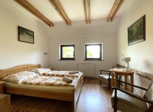 A bed or beds in a room at Vadászkürt Vendégfogadó