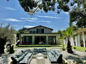 un salon avec un canapé devant une maison dans l'établissement Chambre dans villa de standing, à Montaigut-sur-Save
