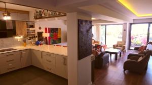 Kuchyň nebo kuchyňský kout v ubytování Elegant & Cozy Retreat Home, City Center Gem by the Seaside, Steps from the Tram