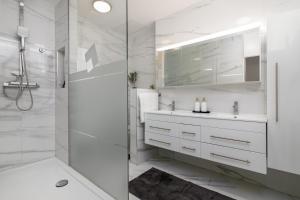 Bilik mandi di Highlife Apartment One Wiesbaden Wilhelmstraße