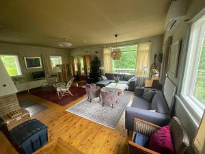 a living room with a couch and a table at Villa Kurenniemi in Taipalsaari