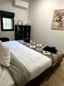 - un grand lit avec deux sacs au-dessus dans l'établissement Chambre dans villa de standing, à Montaigut-sur-Save 17 autres photos