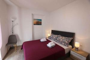 sypialnia z łóżkiem z fioletową narzutą w obiekcie Apartment in Silo - Insel Krk 13555 w mieście Šilo