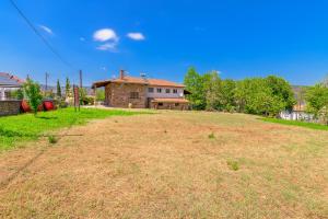 KírkiKirki Old Winery Guest House的房屋前空的田野