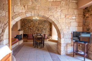 Ruang duduk di Tsolias Stone House