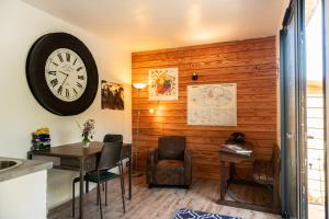 Posezení v ubytování La Jolie Longère Fleurie Tiny house avec piscine et jardin