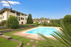 una piscina frente a una casa en Angera Relax & Pool - Happy Rentals, en Angera