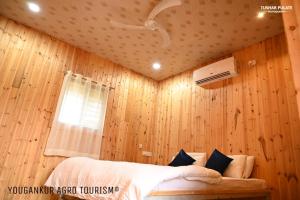 Ένα ή περισσότερα κρεβάτια σε δωμάτιο στο Yugankur Farmhouse