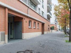 Une rue vide à côté d'un bâtiment en briques dans l'établissement Chambre à 100m du Stade de France, à Saint-Denis