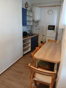 Kuchyňa alebo kuchynka v ubytovaní Fűzfőfürdői Szálláshely Balatonfűzfő
