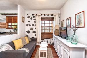 Una sala de estar con un sofá y un televisor. en Sombrero de Pico A, en El Paso