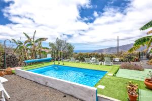 una piscina en un patio con césped en Sombrero de Pico A, en El Paso