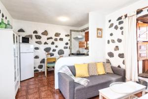 Una sala de estar con un sofá y una cocina. en Sombrero de Pico A, en El Paso