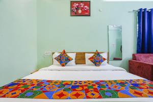 a bedroom with a bed with a colorful comforter at FabHotel Sonnet Inns in Rānchī