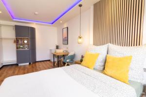 Gallery image of Shiny Singapore Room - Homestay - Doppelzimmer mit Gemeinschaftsbad in Cologne +17 photos