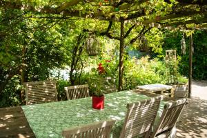 Zahrada ubytování La Jolie Longère Fleurie Tiny house avec piscine et jardin