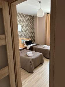 Posteľ alebo postele v izbe v ubytovaní H-T-L Apartamenty Junior