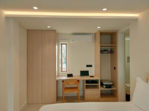 ein Schlafzimmer mit einem Schreibtisch und einem Computer darauf in der Unterkunft Villa Esperança in Porches + 53 Fotos