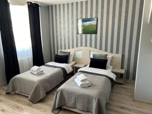 Posteľ alebo postele v izbe v ubytovaní H-T-L Apartamenty Junior
