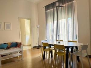 A seating area at Mamamia #Politeama