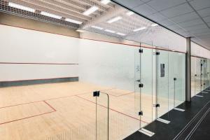 Tenis a/nebo squash v ubytování NH Eindhoven Conference Centre Koningshof nebo okolí