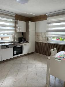Kuchyň nebo kuchyňský kout v ubytování Neubau Schmidt 4 Zimmer Kassel Autobahn + 4 fotografie