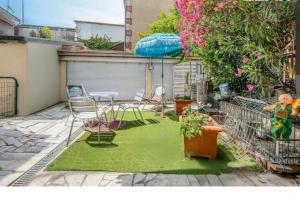 a small patio with a table and chairs and plants at Jolie maison in La Courneuve