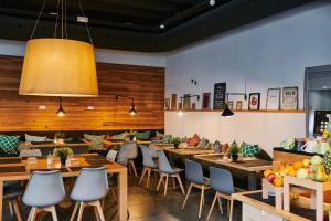 een restaurant met houten wanden en tafels en stoelen bij TOC Hostel Barcelona in Barcelona