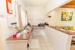 Kuchyň nebo kuchyňský kout v ubytování Villa Source D'Argent