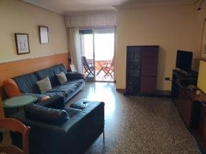 a living room with a couch and a television at Ca La Solé in Vinarós