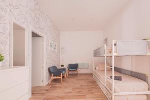 a bedroom with two bunk beds and a desk at Apartamento El Rastro - Centro de Madrid in Madrid