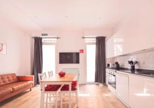 a kitchen and living room with a table and a couch at Apartamento El Rastro - Centro de Madrid in Madrid