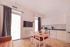 a kitchen and dining room with a table and chairs at Apartamento El Rastro - Centro de Madrid in Madrid