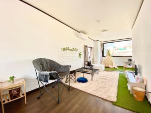 A seating area at THE MOON Atami
