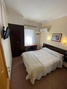 A bed or beds in a room at Hotel Alegret