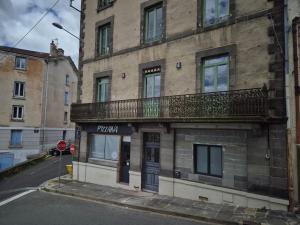 Un edificio con un balcón en el lateral. en #Panoramique#T3#Balcon#Thiers#, en Thiers
