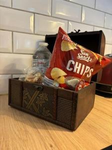 una caja de bocadillos y una botella de agua en Entourage Christinastraat, en Ostende