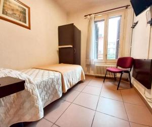 A bed or beds in a room at Hotel Alegret