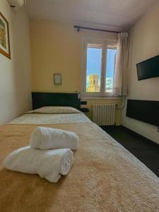 A bed or beds in a room at Hotel Alegret