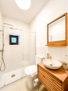 um banheiro com pia e chuveiro em A Casa de Canosiña by ALÔGA em Fisterra mais 13 fotografias