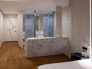 a bathroom with a large tub and a shower at Swissôtel Resort Bodrum Beach in Turgutreis