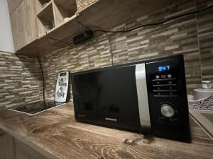 a microwave oven sitting on top of a counter at Oly Apartment in Năvodari +11 photos