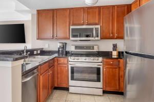 Hilton Grand Vacations Club Anderson Ocean Myrtle Beach的厨房或小厨房