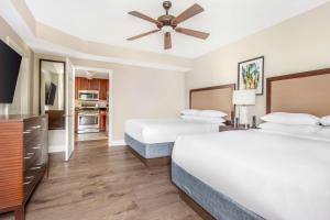 Hilton Grand Vacations Club Anderson Ocean Myrtle Beach客房内的一张或多张床位