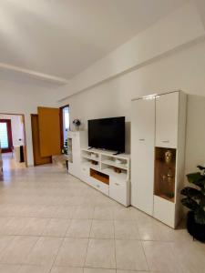 un salon avec une télévision sur un meuble blanc dans l'établissement Apartman Mirela, à Rovinj