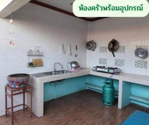 ラン島にあるLareena Resort Koh Larn Pattayaのシンクとカウンタートップのあるキッチン