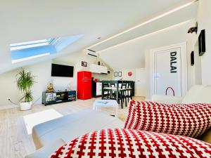 salon z kanapą i stołem w obiekcie ÁTICO DALAI - Jacuzzi & Terraza junto al mar y playas w mieście Villanueva de Arosa